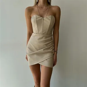 Elegante vestido palabra de honor de cuero PU beige con falda cruzada drapeada a la moda