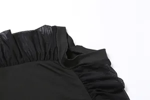 Gros plan détaillé de l'encolure en maille épissée sur ce body noir pour femme