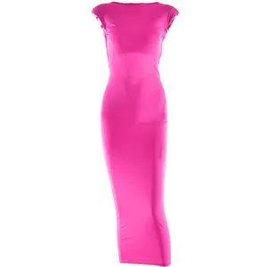 Vista frontale di un abito lungo aderente rosa brillante con scollo alto e design senza maniche