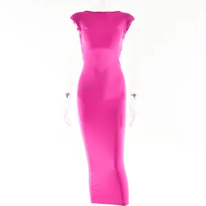 Elegante abito lungo senza maniche rosa acceso aderente per lo street style femminile alla moda.