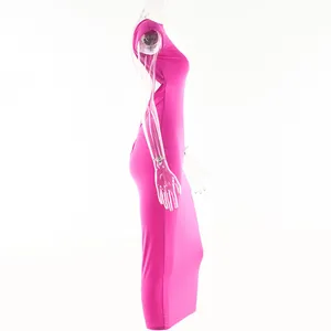 Dettaglio laterale di un abito lungo rosa aderente su un manichino trasparente