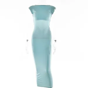 Elegante abito lungo senza maniche azzurro aderente per donna mostrato su manichino
