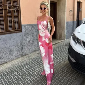 Elegantes rosa Maxikleid mit Blumenmuster und Camisole-Trägern für den Sommer am Strand