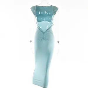 Dettaglio di abito maxi sexy azzurro aderente con schiena scoperta e arricciato