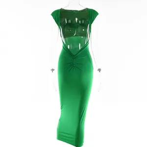 Vista posteriore di un abito lungo attillato verde sexy con dettaglio arricciato.