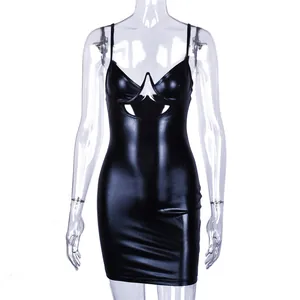 Sexy enges schwarzes PU-Lederkleid mit Spaghettiträgern und modernem Ausschnitt-Detail.