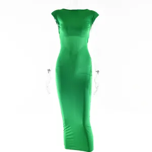 Abito lungo bodycon verde smeraldo con maniche ad aletta su manichino trasparente