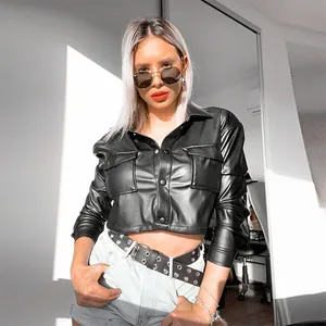 Giacca corta alla moda in pelle PU nera con maniche lunghe e tasche a patta per donna