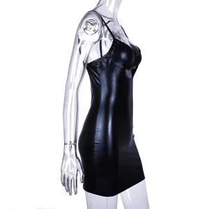 Detailansicht eines schwarzen Bodycon-Minikleids aus PU-Leder mit dünnen Trägern