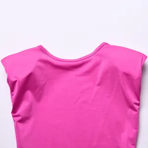 Dettaglio di un abito smanicato fucsia che mostra lo scollo e le cuciture delle spalle.