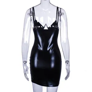 Vorderansicht des sexy schwarzen PU-Leder Bodycon-Kleides auf Schaufensterpuppe