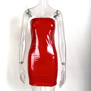 Sexy glänzendes rotes trägerloses figurbetontes Minikleid in glatter PVC-Optik