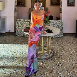 Elegantes figurbetontes Maxikleid mit Blumenmuster und Spaghettiträgern im Innenraum