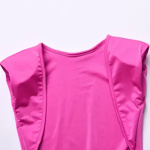 Dettaglio di un vestito aderente rosa con spalline imbottite e scollo rotondo.