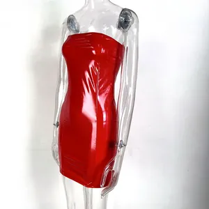Detailansicht eines glänzenden roten trägerlosen Bodycon-Minikleids an einer Puppe