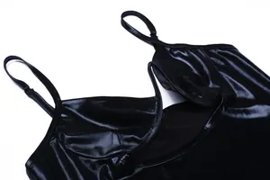 Detailansicht eines sexy schwarzen PU-Lederkleids mit glänzendem Finish und Trägern