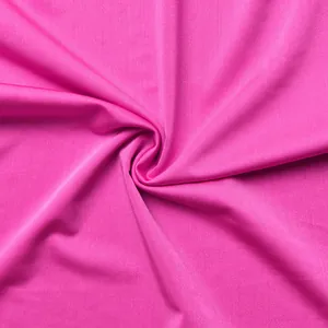 Dettaglio macro della trama del tessuto elasticizzato rosa acceso per abito elegante
