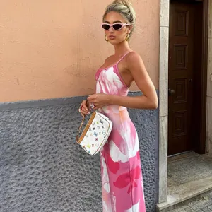 Lifestyle-Ansicht eines sexy rosa Blumenkleids mit Schlitz und schmalen Trägern