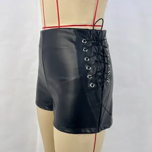 Vue latérale montrant le détail de l'œillet à lacets sur un short noir en similicuir