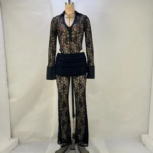 Detailansicht von sexy schwarzem Spitzen-Oberteil und ausgestellter Hose für Damen
