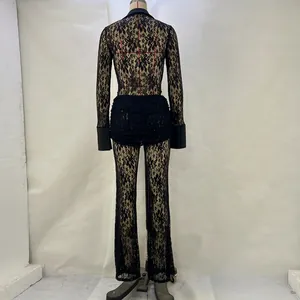 Rückansicht des schwarzen, transparenten Spitzen-Sets mit ausgestellter Hose und Ärmeln.