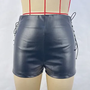 Short en similicuir noir à taille haute et détails lacés sur les côtés pour femmes