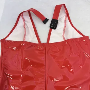 Vista detallada del cierre de ganchos en la espalda de un vestido halter de PU rojo brillante.