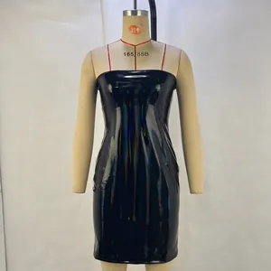 Detailansicht eines glänzenden schwarzen Bandeau-Kleids mit holografischen Lichtreflexen.