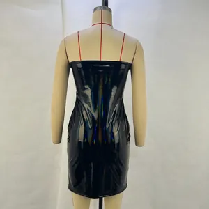 Rückansicht eines glänzenden holografischen schwarzen Schlauch-Minikleides auf einer Puppe