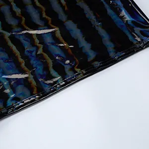 Nahaufnahme des metallisch schillernden Stoffes eines glänzenden trägerlosen Kleides