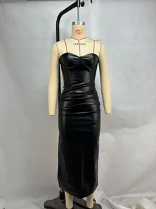 Vista detallada de un vestido largo de cuero PU negro palabra de honor con pliegues en maniquí