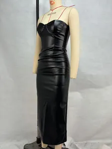 Vista detallada de un vestido largo palabra de honor en cuero sintético negro con pliegues.