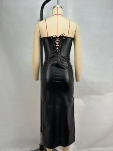 Vista posterior detallada de un vestido palabra de honor de cuero PU negro con cordones