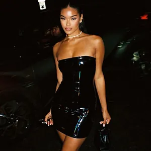 Elegantes, glänzendes schwarzes trägerloses Bodycon-Minikleid an einem Model bei Nacht