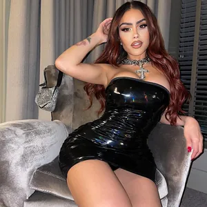 Nahaufnahme eines sexy schwarz glänzenden trägerlosen Schlauchkleides mit schillerndem Finish