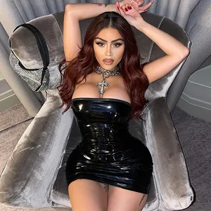Modisches schwarzes glänzendes Schlauchkleid mit sexy schmaler Passform für Partys