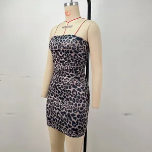 Vista detallada de un vestido tubo sexy con estampado de leopardo presentado en un maniquí