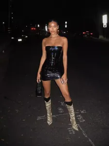 Abito a tubino senza spalline in ecopelle nera lucida, vestito corto chic per party donna