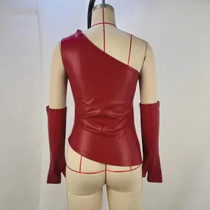 Vista trasera detallada de un top de cuero PU rojo de un hombro con mangas largas.