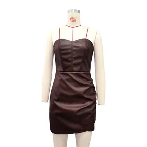 Elegante minivestido ajustado de piel sintética marrón sin tirantes con fruncidos