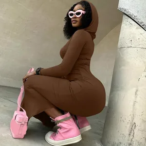 Elegante abito midi marrone con cappuccio, spacco laterale e vestibilità molto slim