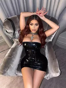 Elegante mini abito attillato nero lucido senza spalline per un look da festa sexy