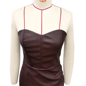 Detalle de un vestido de tubo sexy en cuero PU marrón oscuro con tirantes finos.
