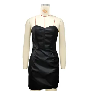 Vista detallada del vestido de cuero PU negro sin tirantes en un maniquí de costura
