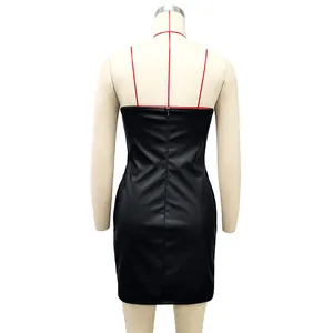 Vista trasera de un mini vestido palabra de honor de cuero PU negro en un maniquí.