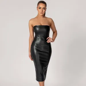 Detailansicht eines schwarzen trägerlosen PU-Leder-Midikleids mit Schlitz hinten