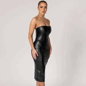 Vollansicht eines sexy schwarzen trägerlosen Bodycon-Midi-Kleides aus PU-Leder für Damen
