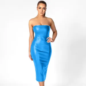 Detailansicht eines sexy blauen trägerlosen PU-Leder-Midikleids in Bodycon-Passform.