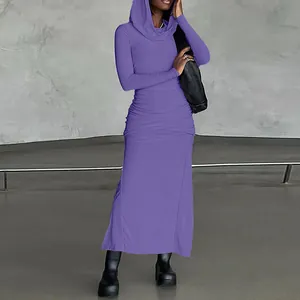 Vista dettagliata dell'abito lungo con cappuccio viola attillato con spacco