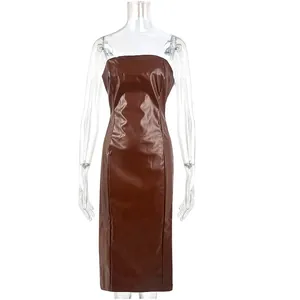 Sexy braunes trägerloses Midikleid aus PU-Leder mit einer sehr schlanken Passform.